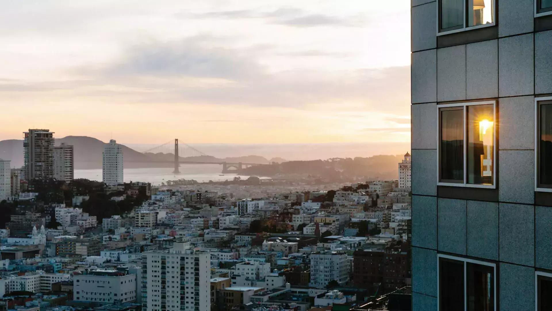 El horizonte de la ciudad de San Francisco se ve desde el Four Seasons Hotel San Francisco At 码头.