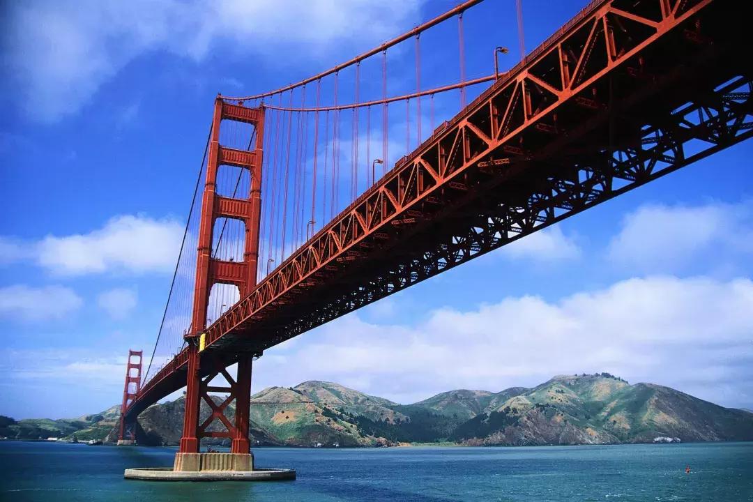 The iconic Golden Gate Bridge is seen from below. 圣弗朗西斯科，加州.