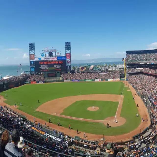 从看台上可以看到贝博体彩app甲骨文公园, 和 o campo de beisebol em primeiro plano e a Baía de São Francisco ao fundo.