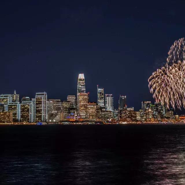 Fuochi d'artificio esplodono sullo skyline della citt<e:1> di贝博体彩app.